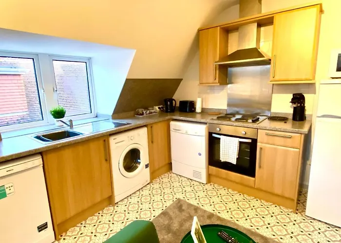 Beautiful Stylish 2 Bedroom ! - 5 Minute Walk To The Best Beach! - Great Location - Parking - Fast Wifi - Smart Tv - Newly Decorated - Sleeps Up To 6! Close To Bournemouth & Poole Town Centre & Sandbanks